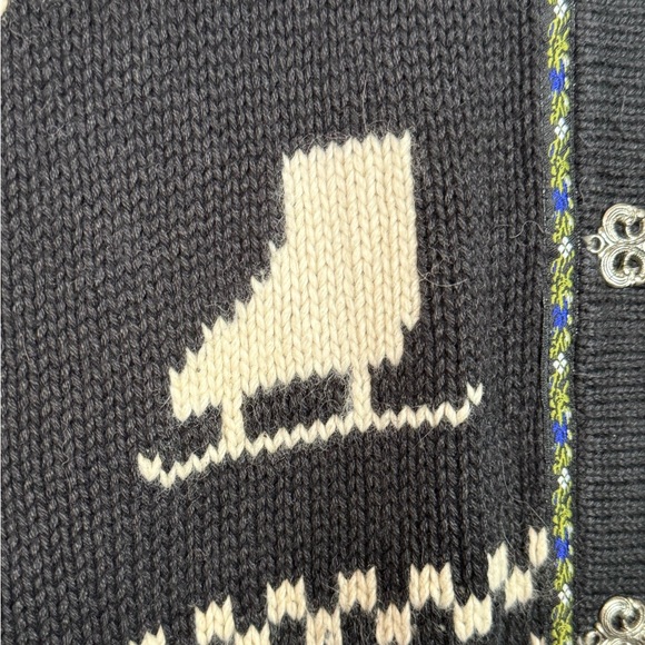 Newton Trading Co VTG Sweater Ice skates ornate front closure blk&white
Size L - Picture 3 of 6